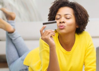 Bancos deixam de cobrar taxas sobre cartão de crédito para atrair clientes mais jovens