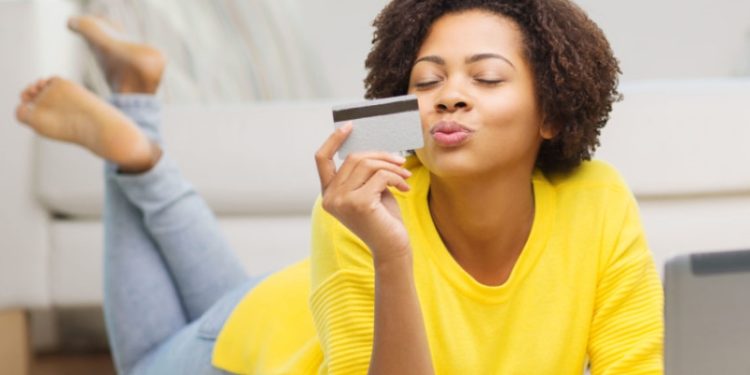 Bancos deixam de cobrar taxas sobre cartão de crédito para atrair clientes mais jovens