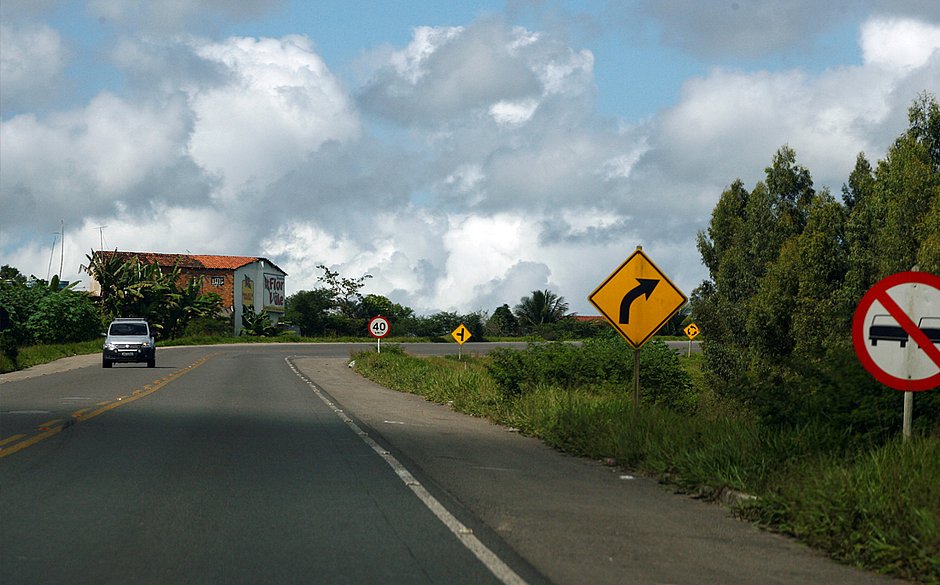 Dois homens ficam feridos após carro em que estavam bater de frente com caminhão na BR101