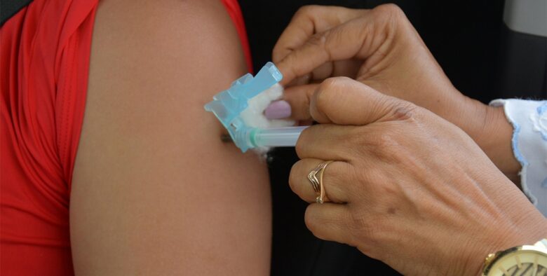 Segunda dose contra Covid-19 continua sendo aplicada nesta sexta em Feira