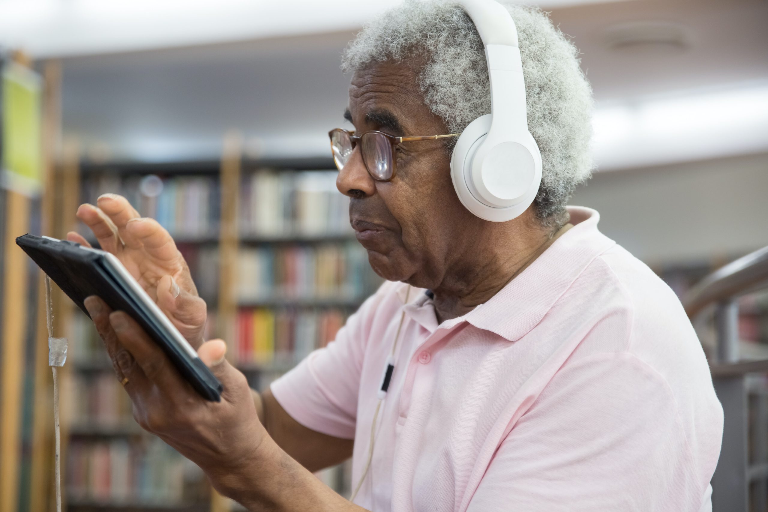 Tecnologia adaptada para idosos pode facilitar rotina na terceira idade