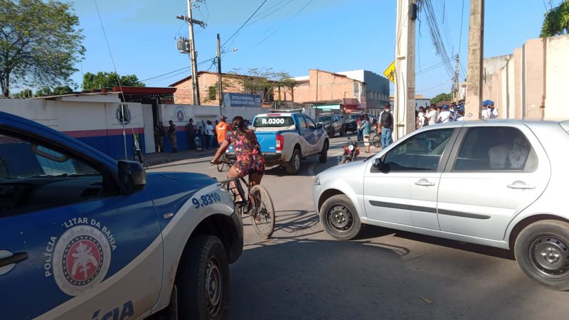 Atirador invade colégio na Bahia e mata aluna cadeirante