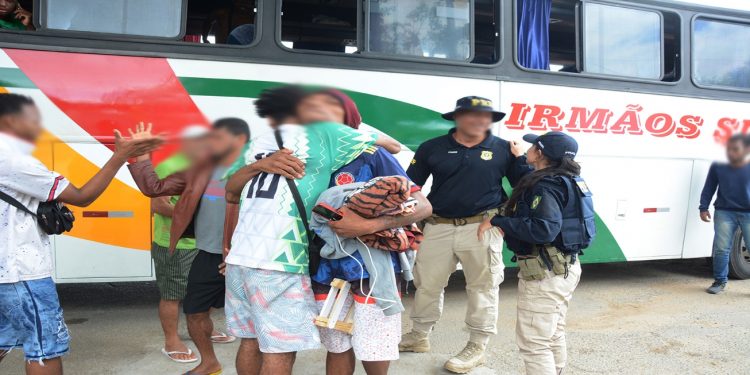 Feirenses resgatados do trabalho escravo receberão assistência da Prefeitura