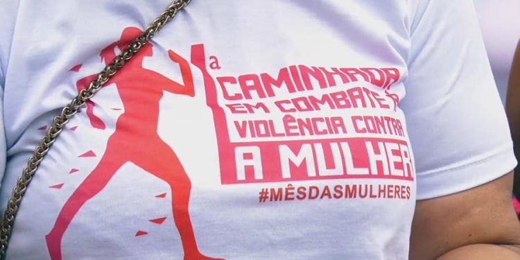 Caminhada pelo fim da violência contra à mulher reúne milhares de pessoas em Feira de Santana