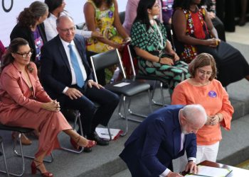 Lei estabelecerá multa para empresa que descumprir igualdade salarial