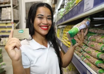 Governo da Bahia anuncia pagamento do Bolsa Presença para 298 mil estudantes nesta quarta