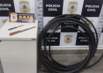Suspeito de furtar cabos elétricos ameaça policiais com faca