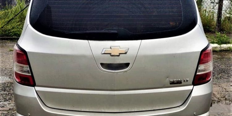 Trio é preso em flagrante com arma, munições e carro roubado na BR 116