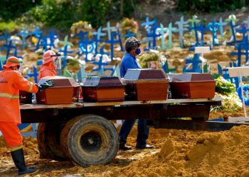 Brasil chega à marca de 700 mil mortes por covid-19