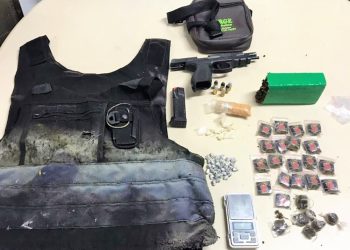 Rondesp Leste apreende Arma de Fogo, Colete Balístico e Drogas no bairro Tomba em Feira de Santana