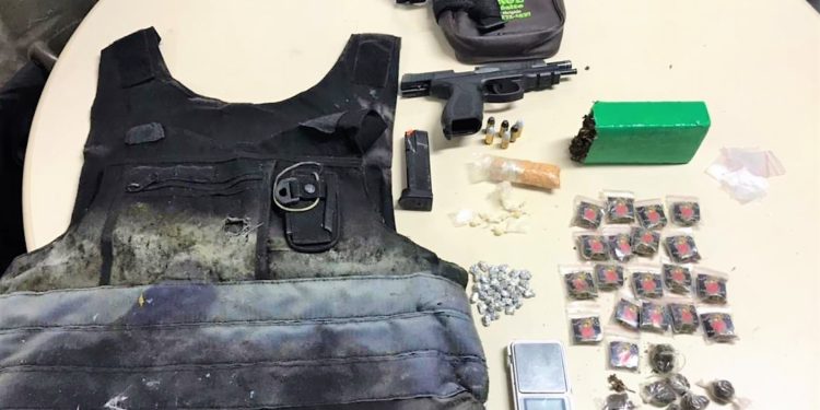 Rondesp Leste apreende Arma de Fogo, Colete Balístico e Drogas no bairro Tomba em Feira de Santana
