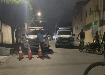 Homem é morto a tiros na porta de casa em Feira de Santana