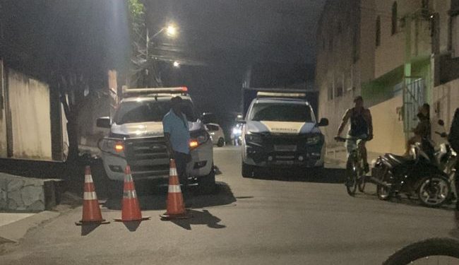 Homem é morto a tiros na porta de casa em Feira de Santana