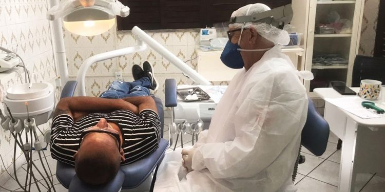 Má higiene da boca pode levar à perda dos dentes, alerta especialista