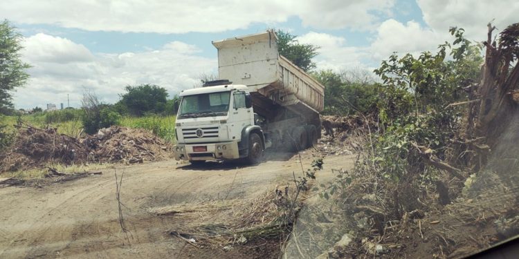 Secretaria de Serviços Públicos flagra descarte de entulho na Lagoa Grande