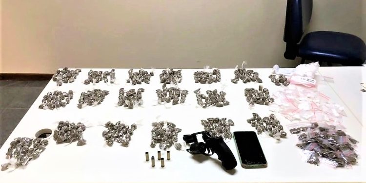 Rondesp Leste captura traficante e trio armado em Feira de Santana