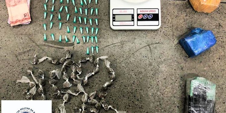 PM apreende drogas no bairro Viveiros em Feira de Santana
