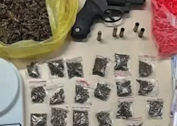 Homem é preso por suspeita de tráfico de drogas em Feira de Santana