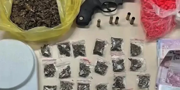 Homem é preso por suspeita de tráfico de drogas em Feira de Santana