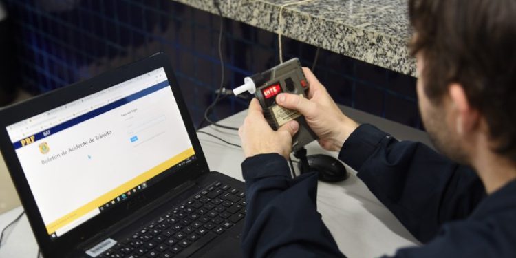 Caminhoneiro embriagado provoca acidente e acaba detido pela PRF na BR 324