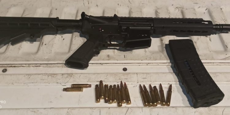 66ª CIPM apreende fuzil durante abordagem no bairro Rocinha