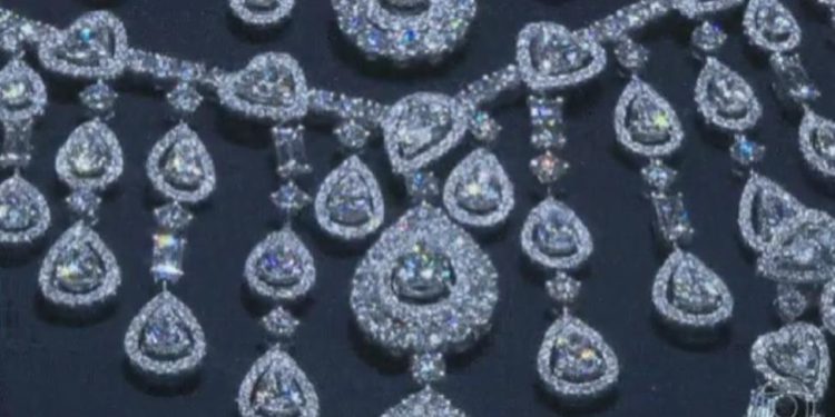 TCU proíbe Bolsonaro de usar e vender joias trazidas da Arábia Saudita