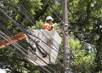 Coelba flagra cerca de 10 mil ligações clandestinas em Feira de Santana em 2022
