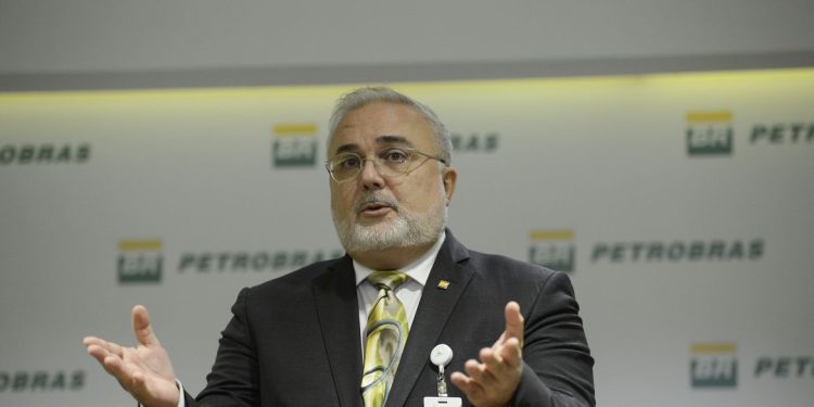 Presidente da Petrobras diz que pode reduzir preço da gasolina