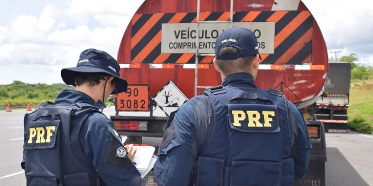PRF reforça fiscalização de transporte de produtos perigosos na Bahia