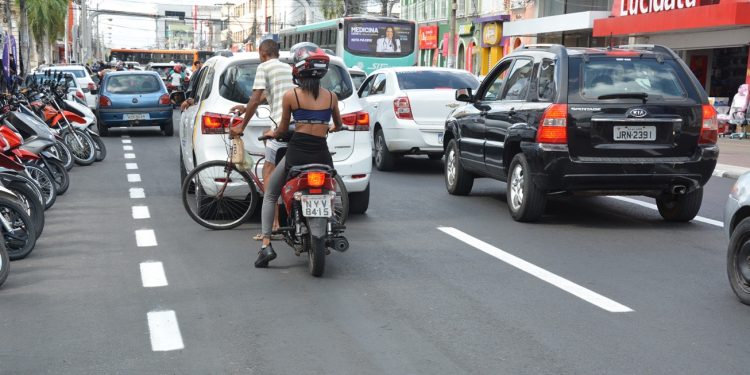 SMT conclui sinalização horizontal na avenida Senhor dos Passos