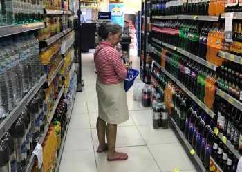 Embalagens ocultam parte dos aditivos em alimentos vendidos no Brasil