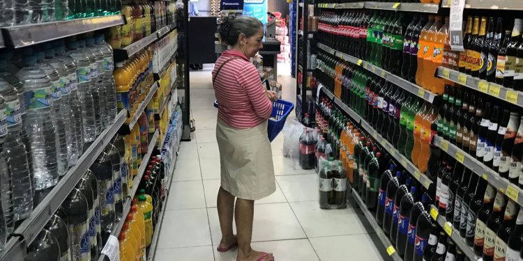 Embalagens ocultam parte dos aditivos em alimentos vendidos no Brasil
