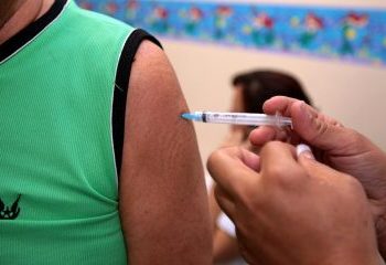 Menos de 300 mil baianos tomaram a vacina bivalente contra a Covid-19