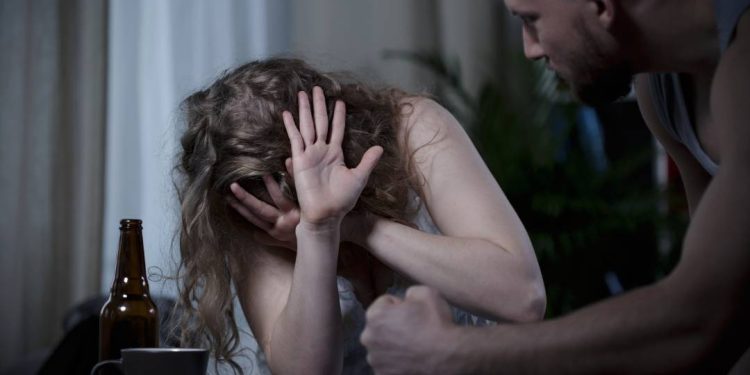 35 mulheres foram agredidas por minuto no Brasil em 2022, diz pesquisa