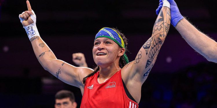 Pugilista baiana Beatriz Ferreira sobra na final e fatura bicampeonato mundial de boxe