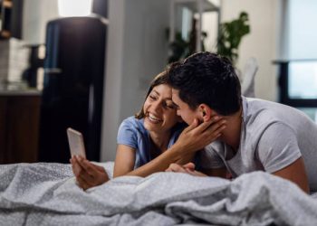 Casais mais felizes não expõem a vida na internet, diz estudo