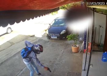 Câmera de segurança registra momento em que homem é assassinado  na Bahia