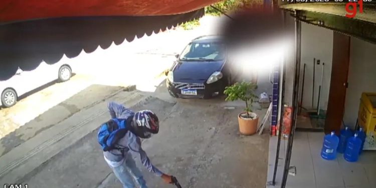 Câmera de segurança registra momento em que homem é assassinado  na Bahia