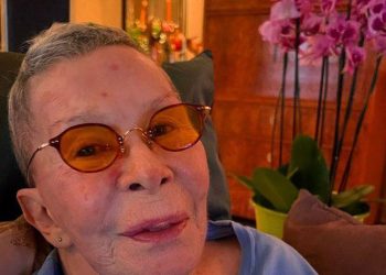 Rita Lee recebe alta de hospital e se recupera em casa