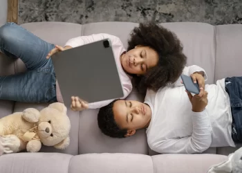 Anatel divulga orientações para uso seguro da internet por crianças