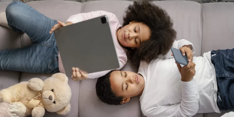 Anatel divulga orientações para uso seguro da internet por crianças