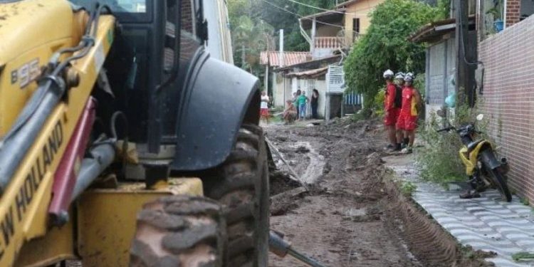 Fortes chuvas deixam mais de 5 mil desalojados no sul da Bahia; quatro cidades estão em situação de emergência