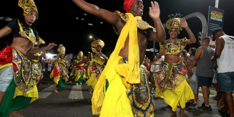 Com patrocínio do Governo do Estado, blocos de matriz africana levam axé ancestral ao circuito da Micareta de Feira