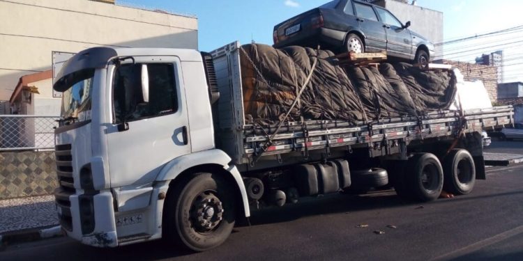 Polícia intercepta caminhão com 100 kg de cocaína em Feira de Santana