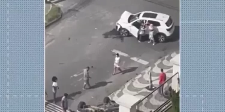 Carro capota após ser atingido por outro veículo em Feira de Santana