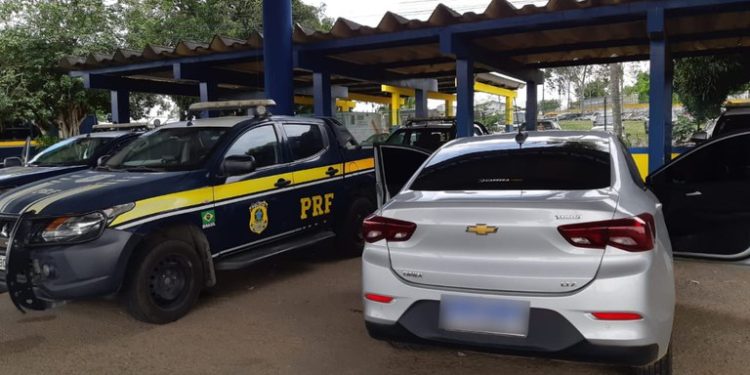 Veículo roubado é recuperado pela PRF na cidade de Feira de Santana