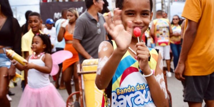 Crianças aproveitam domingo para curtir a Micareta de Feira