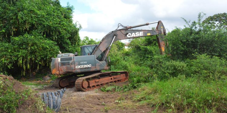 Prefeitura de Feira inicia desobstrução de canal de drenagem no bairro 35 BI