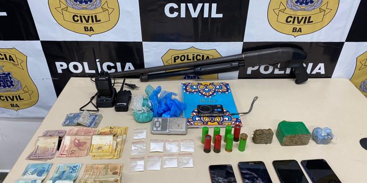 Homem é preso por porte ilegal de arma e suspeita de envolvimento no tráfico de drogas