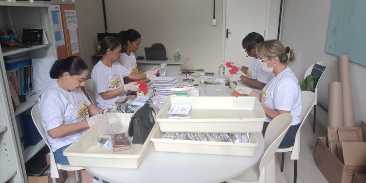 Ouvidoria da PM realiza devolução de documentos perdidos durante a Micareta de Feira